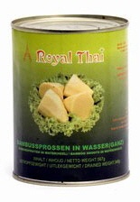 Bambussprossen in Wasser Ganz